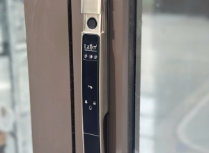 CÔNG TRÌNH LẮP 2 BỘ KHÓA CỬA NHÔM HOT NHẤT HIỆN NAY TẠI BIỆT THỰ QUẬN 2